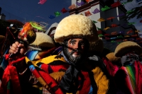 Viernes 17 de enero del 2014. Chiapa de Corzo. La Salida de Banderas da comienzo al recorrido que Parachicos y Chiapanecas realizan este día en honor a San Antonio Abad dentro de las festividades patronales de esta comunidad de la Ribera del Rio Grande de