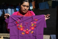Jueves 7 de diciembre del 2017. San Cristóbal de las Casas. Artesanas de San Juan Chamula realizan la elaboración de tejidos tradicionales indí­genas en el modesto taller instalado en la parte alta de la zona norte para poder ofrecer las prendas a los v