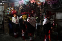 Miércoles 16 de agosto del 2017. Tuxtla Gutiérrez. La Levantada la Danza de San Roque esta mañana en la casa del maestro Cecilio donde se reúne este grupo para recorrer las calles de la ciudad celebrando el ritual del Santo Patrono del antiguo barrio del 