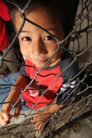Viernes 8 de julio. un grupo de jóvenes y niños de escasos recursos toman los alimentos que el Banco de Alimentos de la Central de Abastos de Tuxtla les brinda a través de los desayunadores instalados para este fin.