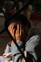 Viernes 8 de julio. un grupo de jóvenes y niños de escasos recursos toman los alimentos que el Banco de Alimentos de la Central de Abastos de Tuxtla les brinda a través de los desayunadores instalados para este fin mientras que las familias reciben despen