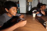 Viernes 8 de julio. un grupo de jóvenes y niños de escasos recursos toman los alimentos que el Banco de Alimentos de la Central de Abastos de Tuxtla les brinda a través de los desayunadores instalados para este fin mientras que las familias reciben despen