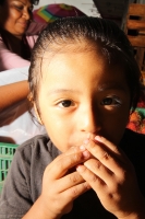 Viernes 8 de julio. Un niño de escasos 6 años de edad juega y se divierte con la lente fotográfica mientras que sus padres se dedican a la distribución del fruto del Rambután en la Central de Abastos de la ciudad de Tuxtla Gutiérrez. Este fruto es sembrad