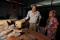 Viernes 8 de julio. Adultos de la tercera edad reciben despensas durante las madrugadas de lluvia en el Banco de Alimentos de la Central de Abastos de la ciudad de Tuxtla Gutiérrez, este banco de alientos  acepta alimentos rescatados de las bodegas de la 