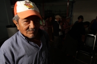 Viernes 8 de julio. Adultos de la tercera edad reciben despensas durante las madrugadas de lluvia en el Banco de Alimentos de la Central de Abastos de la ciudad de Tuxtla Gutiérrez, este banco de alientos  acepta alimentos rescatados de las bodegas de la 