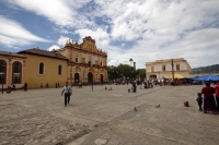 Sábado 15 de julio del 2017. San Cristóbal de las Casas. Los espacios arquitectónicos coloniales ofrecen la calidez hospitalaria a los visitantes que confluyen en las callejuelas de esta ciudad del sureste de México.