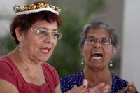 Jueves 28 de agosto del 2014. Tuxtla Gutiérrez. Las personas de la tercera edad de la Casa del Abuelo son coronadas al estilo de la etnia Zoque, acompañados de música y pastel para festejar este día.