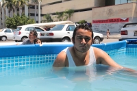 Martes 27 de marzo del 2018. Tuxtla Gutiérrez. Los trabajadores del volante que mantienen un plantón en la Plaza Central instalan albercas para pasar el puente vacacional durante la huelga de taxistas