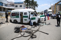 20210718. Tuxtla G. Fuerte accidente de un colectivo en el bulevar Los Laguitos