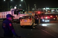 20210422. Tuxtla G. Un fuerte accidente es ocasionado por un volteo en la entrada oriente de la ciudad donde se involucra un vehículo compacto