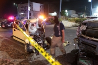 20210422. Tuxtla G. Un fuerte accidente es ocasionado por un volteo en la entrada oriente de la ciudad donde se involucra un vehículo compacto