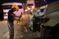 20210422. Tuxtla G. Un fuerte accidente es ocasionado por un volteo en la entrada oriente de la ciudad donde se involucra un vehículo compacto