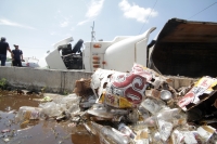 Martes 22 de agosto del 2017. Chiapa de Corzo, un fuerte accidente provoca el pesado tránsito desde Tuxtla Gutiérrez a la altura del Puente Grande donde un tráiler cargado de cerveza perdió tracción volcando y perdiendo su carga.
