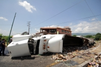 Martes 22 de agosto del 2017. Chiapa de Corzo, un fuerte accidente provoca el pesado tránsito desde Tuxtla Gutiérrez a la altura del Puente Grande donde un tráiler cargado de cerveza perdió tracción volcando y perdiendo su carga.