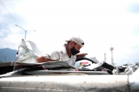 Lunes 3 de agosto del 2020. Tuxtla Gutiérrez. Un operador de grúas trabaja en una camioneta accidentada en la carretera a Chiapa de Corzo.