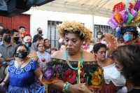 20210426. Chiapa de Corzo. El cuerpo de Doña Esther Noriega es despedido por su pandilla esta tarde antes de ser trasladada al panteón municipal