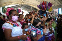 20210426. Chiapa de Corzo. El cuerpo de Doña Esther Noriega es despedido por su pandilla esta tarde antes de ser trasladada al panteón municipal