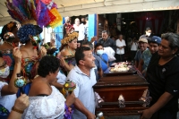 20210426. Chiapa de Corzo. El cuerpo de Doña Esther Noriega es despedido por su pandilla esta tarde antes de ser trasladada al panteón municipal