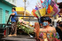 20210426. Chiapa de Corzo. El cuerpo de Doña Esther Noriega es despedido por su pandilla esta tarde antes de ser trasladada al panteón municipal