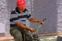 Martes 23 de mayo del 2017. Tuxtla Gutiérrez.  Un afilador de cuchillos ofrece sus habilidades en las colonias populares de Tuxtla