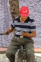 Martes 23 de mayo del 2017. Tuxtla Gutiérrez.  Un afilador de cuchillos ofrece sus habilidades en las colonias populares de Tuxtla