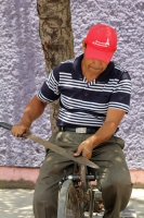 Martes 23 de mayo del 2017. Tuxtla Gutiérrez.  Un afilador de cuchillos ofrece sus habilidades en las colonias populares de Tuxtla