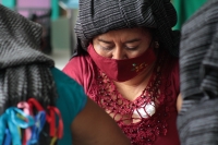 Domingo 6 de septiembre del 2020. Tuxtla Gutiérrez. La comunidad Zoques prepara con solemnidad y veneración los objetos de las imágenes religiosas que servirán durante las fiestas tradicionales de la Virgen del Rosario