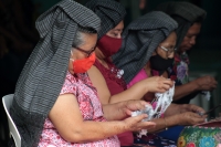 Domingo 6 de septiembre del 2020. Tuxtla Gutiérrez. La comunidad Zoques prepara con solemnidad y veneración los objetos de las imágenes religiosas que servirán durante las fiestas tradicionales de la Virgen del Rosario