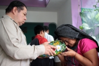 Domingo 6 de septiembre del 2020. Tuxtla Gutiérrez. La comunidad Zoques prepara con solemnidad y veneración los objetos de las imágenes religiosas que servirán durante las fiestas tradicionales de la Virgen del Rosario