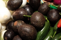 Miércoles 26 de junio del 2019. Tuxtla Gutiérrez. El precio del aguacate en los mercados públicos continúa entre los 70 y 80 pesos dependiendo de la variedad del fruto por lo que los marchantes esperan que se normalice el precio a finales del mes entrante
