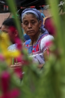 20230402. Tuxtla. Indígenas tojolabales ofrecen realizan bellas artesanías elaboradas de palma para ofrecerlas a los feligreses durante esta semana santa en las principales iglesias de Chiapas.