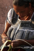 20230402. Tuxtla. Indígenas tojolabales ofrecen realizan bellas artesanías elaboradas de palma para ofrecerlas a los feligreses durante esta semana santa en las principales iglesias de Chiapas.