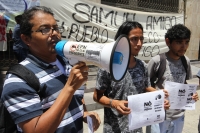 Miércoles 24 de julio del 2013. Tuxtla Gutiérrez. En medio de gritos y consignas, simpatizantes del ayuntamiento local encaran a los manifestantes que recolectan firmas en contra de la privatización del Sistema De agua Potable de la capital del estado de Miércoles 24 de julio del 2013. Tuxtla Gutiérrez. En medio de gritos y consignas, simpatizantes del ayuntamiento local encaran a los manifestantes que recolectan firmas en contra de la privatización del Sistema De agua Potable de la capital del estado de
