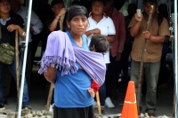 Viernes 19 de octubre del 2018. Tuxtla Gutiérrez. Alerta en el plantón de desplazados en la entrada del edificio de la administración estatal.