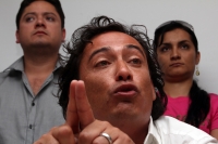 Lunes 12 de marzo del 2012. Alex Gamboa Vs Senadores del PRD.