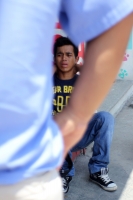 Jueves 28 de mayo del 2015. Tuxtla Gutiérrez. Un joven es detenido por los locatarios de una tienda de celulares acusándolo de robar varios artículos en el centro de la capital del estado de Chiapas.
