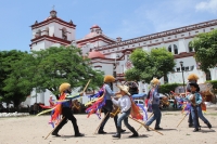 Martes 8 de agosto del 2017. Chiapa de Corzo. Los niños de las familias chiapacorceñas recorren los espacios del antiguo camposanto de Santo Domingo en una representación de Los Alférez y Naguares que la comunidad realiza durante la tarde de este día. Con