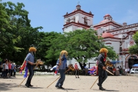 Martes 8 de agosto del 2017. Chiapa de Corzo. Los niños de las familias chiapacorceñas recorren los espacios del antiguo camposanto de Santo Domingo en una representación de Los Alférez y Naguares que la comunidad realiza durante la tarde de este día. Con