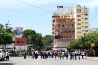 Martes 16 de octubre del 2018. Tuxtla Gutiérrez. Padres de familia de la escuela primaria Ignacio Manuel Allende bloquean la Avenida y Calle Central para exigir que construya el edificio escolar