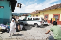 Miércoles 3 de agosto. Los trabajadores del volante que cubren la ruta de La Almolonga de la Ciudad de San Cristóbal de las Casas, protestan en las calles de este barrio por el mal estado de las calles que comunica una de las entradas más importantes de l