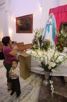 Domingo 8 de mayo. Un altar dedicado a las madres es colocado dentro de la catedral de San Marcos de Tuxtla Gutiérrez.