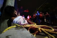Martes 23 de mayo del 2017. Tuxtla Gutiérrez. Un joven detiene a quien intento golpear y robar a una dama en la Colonia Las Casitas en el oriente norte de Tuxtla. Los vecinos amarran al ladrón para poderlo entregar a las autoridades de Seguridad Pública M Martes 23 de mayo del 2017. Tuxtla Gutiérrez. Un joven detiene a quien intento golpear y robar a una dama en la Colonia Las Casitas en el oriente norte de Tuxtla. Los vecinos amarran al ladrón para poderlo entregar a las autoridades de Seguridad Pública M