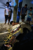 Martes 23 de mayo del 2017. Tuxtla Gutiérrez. Un joven detiene a quien intento golpear y robar a una dama en la Colonia Las Casitas en el oriente norte de Tuxtla. Los vecinos amarran al ladrón para poderlo entregar a las autoridades de Seguridad Pública M