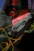 Martes 23 de mayo del 2017. Tuxtla Gutiérrez. Un joven detiene a quien intento golpear y robar a una dama en la Colonia Las Casitas en el oriente norte de Tuxtla. Los vecinos amarran al ladrón para poderlo entregar a las autoridades de Seguridad Pública M