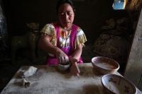 Sábado 29 de noviembre del 2014. Amatenango del Valle. Doña Albertina de la cooperativa de mujeres La Nueva Estrella durante la elaboración de las artesanías de barro en esta comunidad de la Zona de Los Altos.