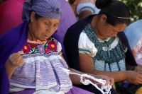 noviembre del 2014. Amatenango del Valle. La tradición de la alfarería tradicional de las comunidades tsentales se encuentra presente en las manos de las mujeres de esta comunidad de los Altos de Chiapas, quienes manifiestan preocupación por la proliferac