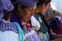 noviembre del 2014. Amatenango del Valle. La tradición de la alfarería tradicional de las comunidades tsentales se encuentra presente en las manos de las mujeres de esta comunidad de los Altos de Chiapas, quienes manifiestan preocupación por la proliferac