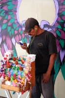 Miércoles 26 de junio del 2019. Tuxtla Gutiérrez. Un vendedor de cigarrillos y dulces se distrae del calor este medio día en el centro de la ciudad