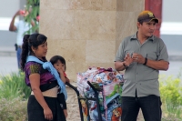 Noviembre del 2013. Villahermosa. Las indígenas tsotsiles continúan vendiendo su mercancía en la Plaza de Armas de la capital del estado de Tabasco, siempre bajo la mirada de quienes las cuidan y supervisan a metros de distancia.