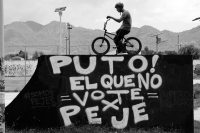 Domingo uno de julio del 2018. San Cristóbal de las Casas. Un ciclista posa sobre la rampa con una leyenda alusiva a AMLO